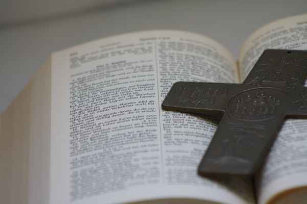 Bibel mit Kreuz
