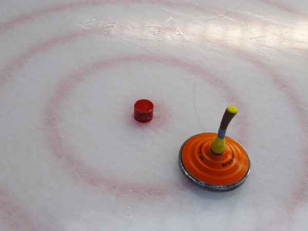 Eisstock mit Zielfeld auf der Eisbahn