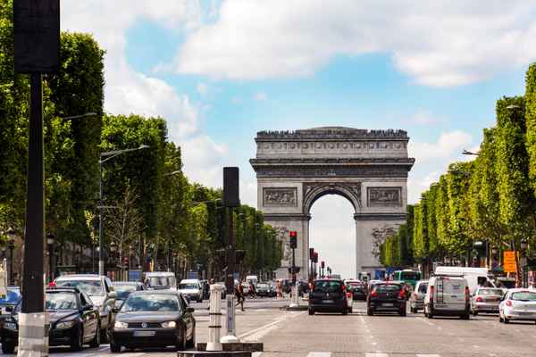 Champs Elysees mit Arc de Triomphe