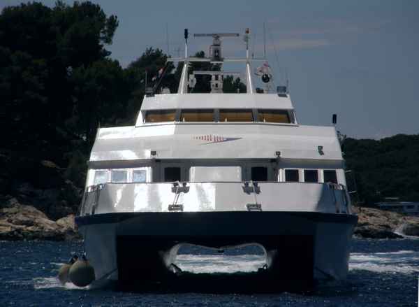 Katamaran fährt ein