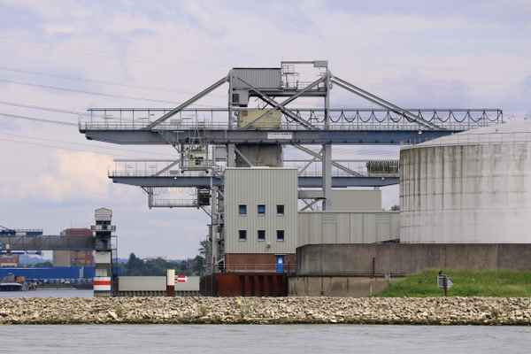 kräne im hafen