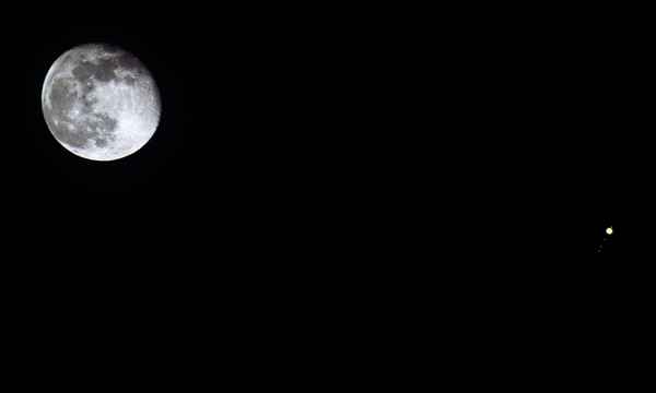 Mond begegnet Jupiter