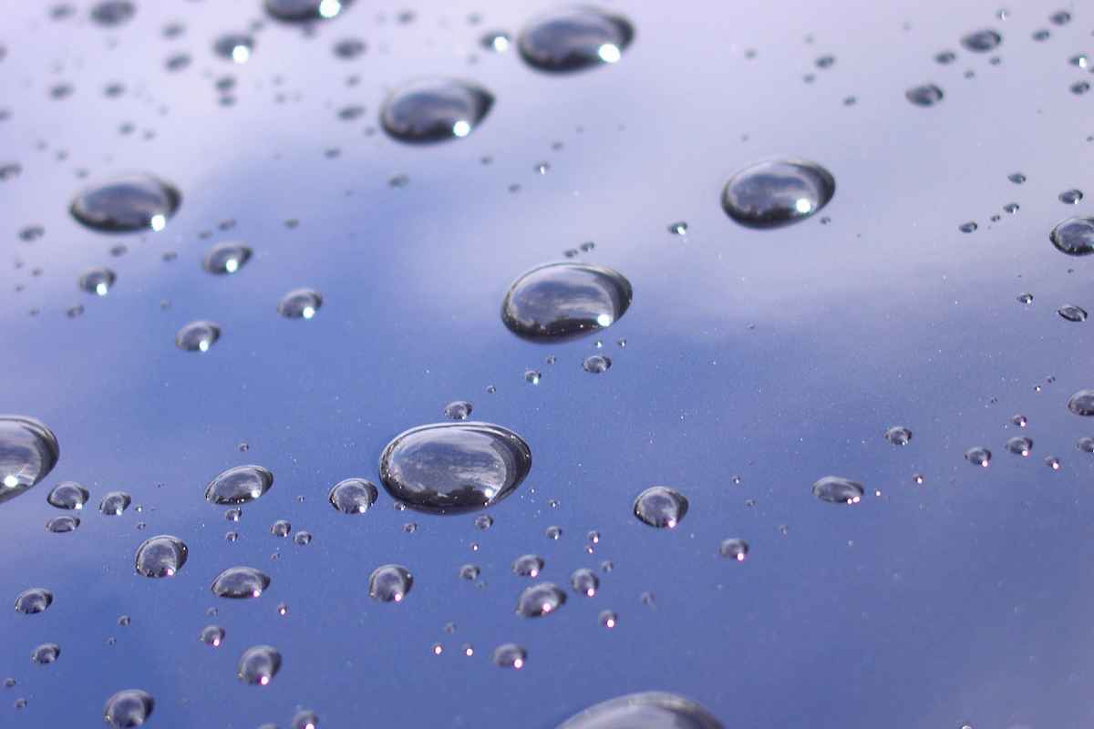 Wassertropfen auf Autolack