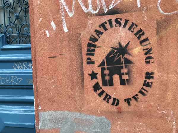 Graffiti: "Privatisierung wird teuer" / Foto: Alexander Hauk