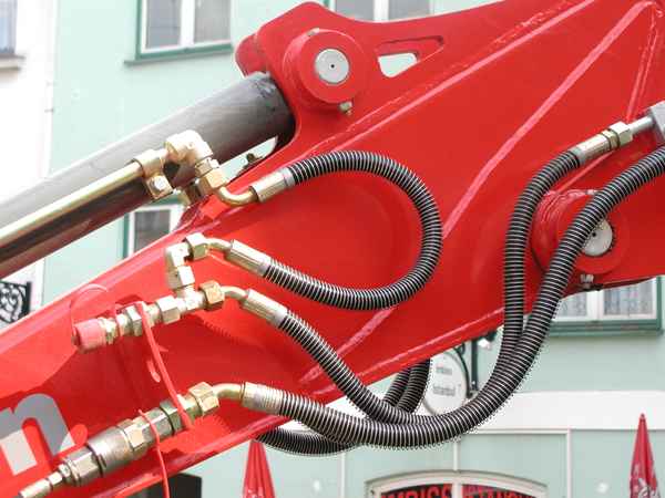 Rote Hydraulik mit Schläuchen