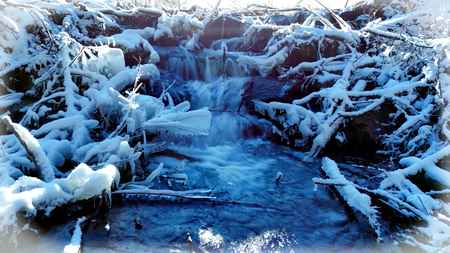 Flu&szlig; mit Winterlandschaft
