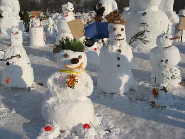 Schneemänner und Schneefrauen