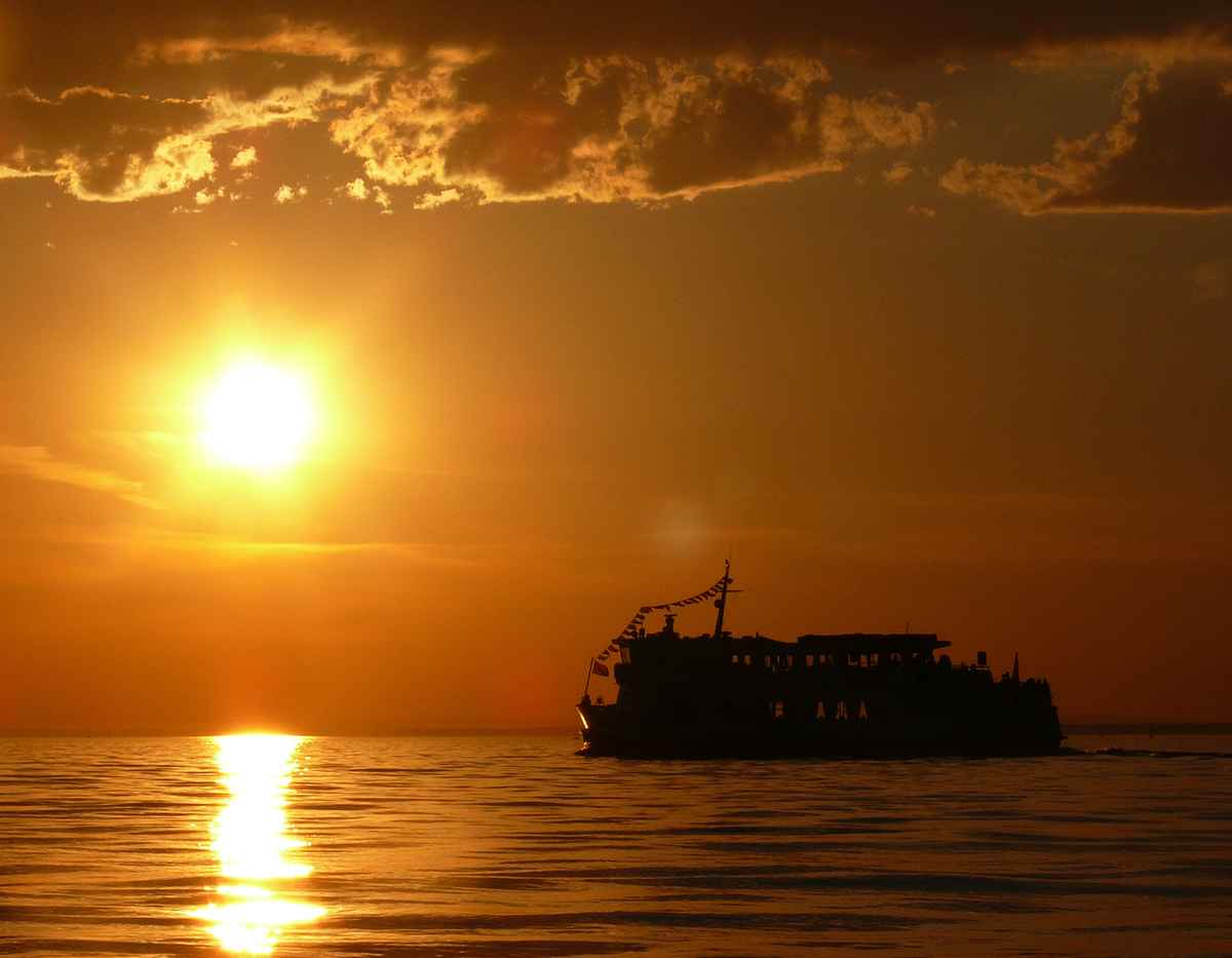 Schiffahrt am Abend auf dem Bodensee