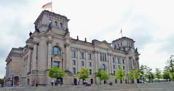 Bundestag in Berlin von der Spree aus