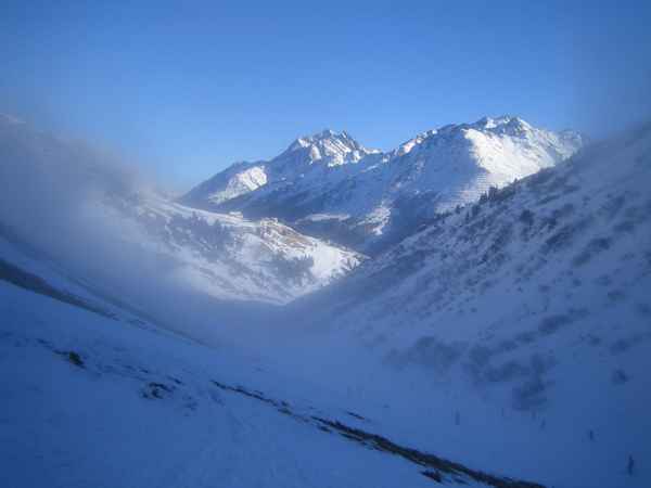 Nebelschwaden über Bergen