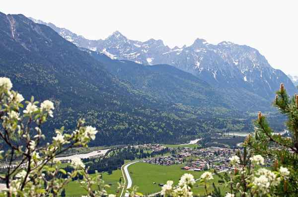 Krün mit Schöttelkarspitze und Karwendelgebirge