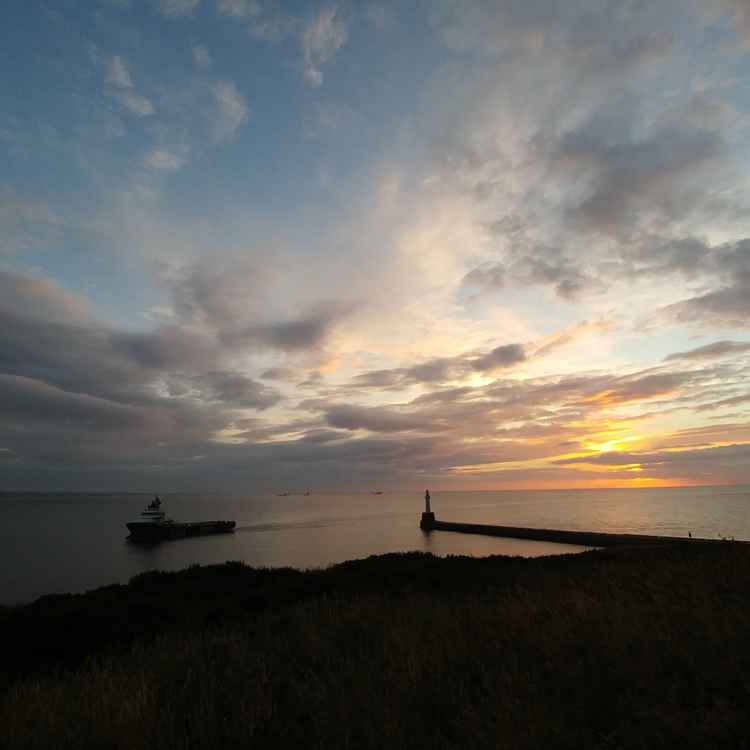 Sonnenuntergang über dem Meer vor Aberdeen in Schottland