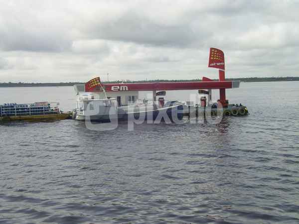 Tankstelle auf dem Amazonas