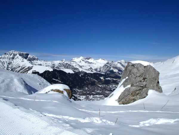 Winterlicher Tiefblick von der Engstligenalp