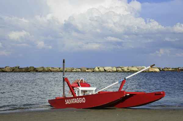 Rettungsboot. Strandstimmung, am Strand von Rimini.