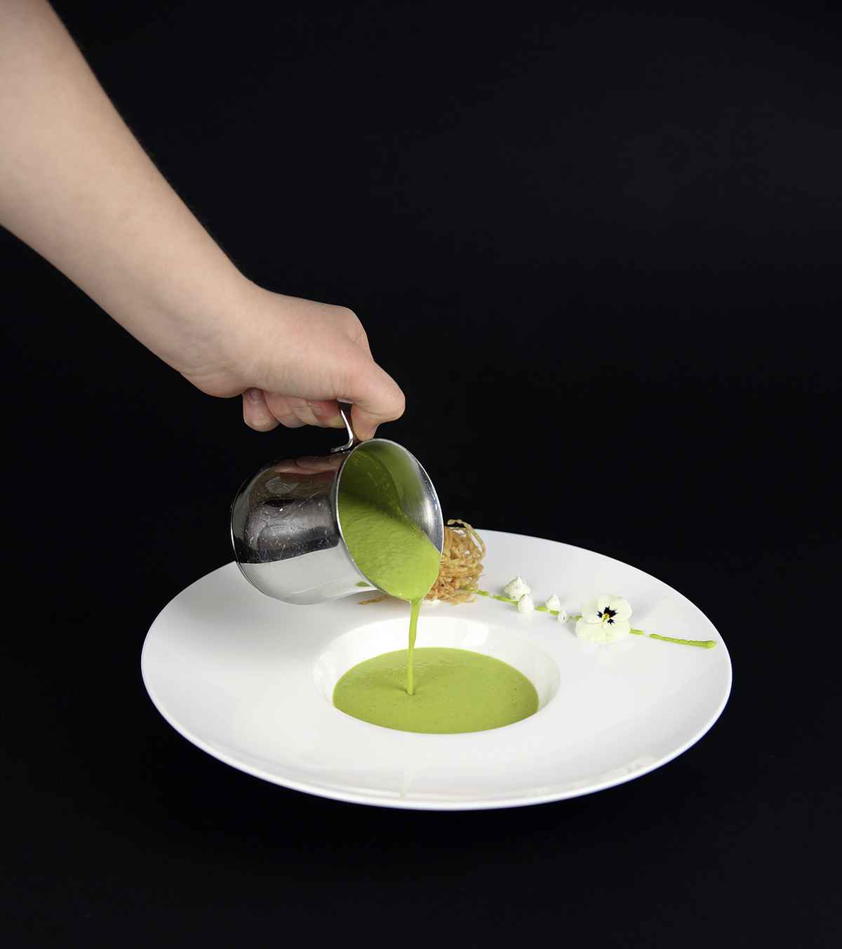 Erbsensuppe mit Frischkäsepraline