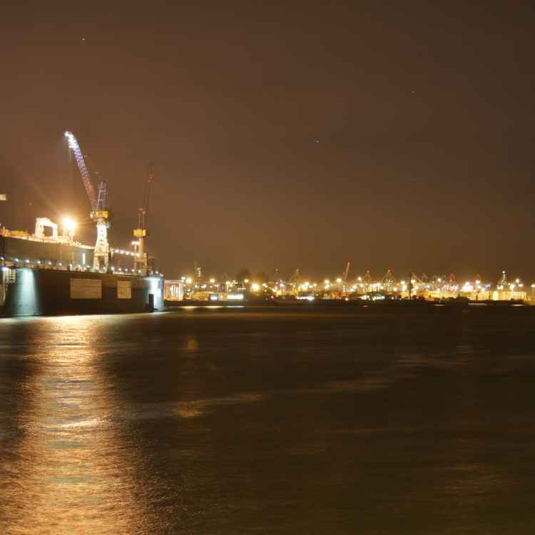 Hamburger Hafen bei Nacht