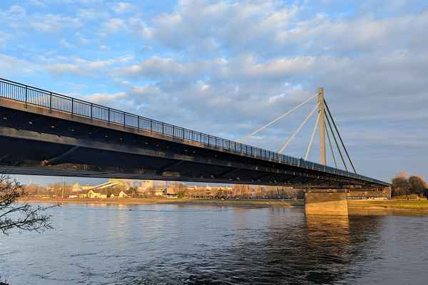 Straßenbrücke über den Rhein bei Maxau
