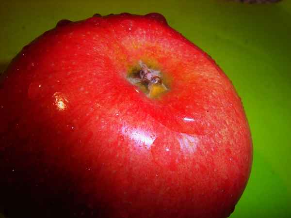 Apfel mit Wassertropfen