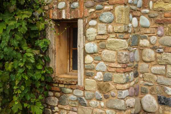 Natursteinmauerwerk mit Fenster