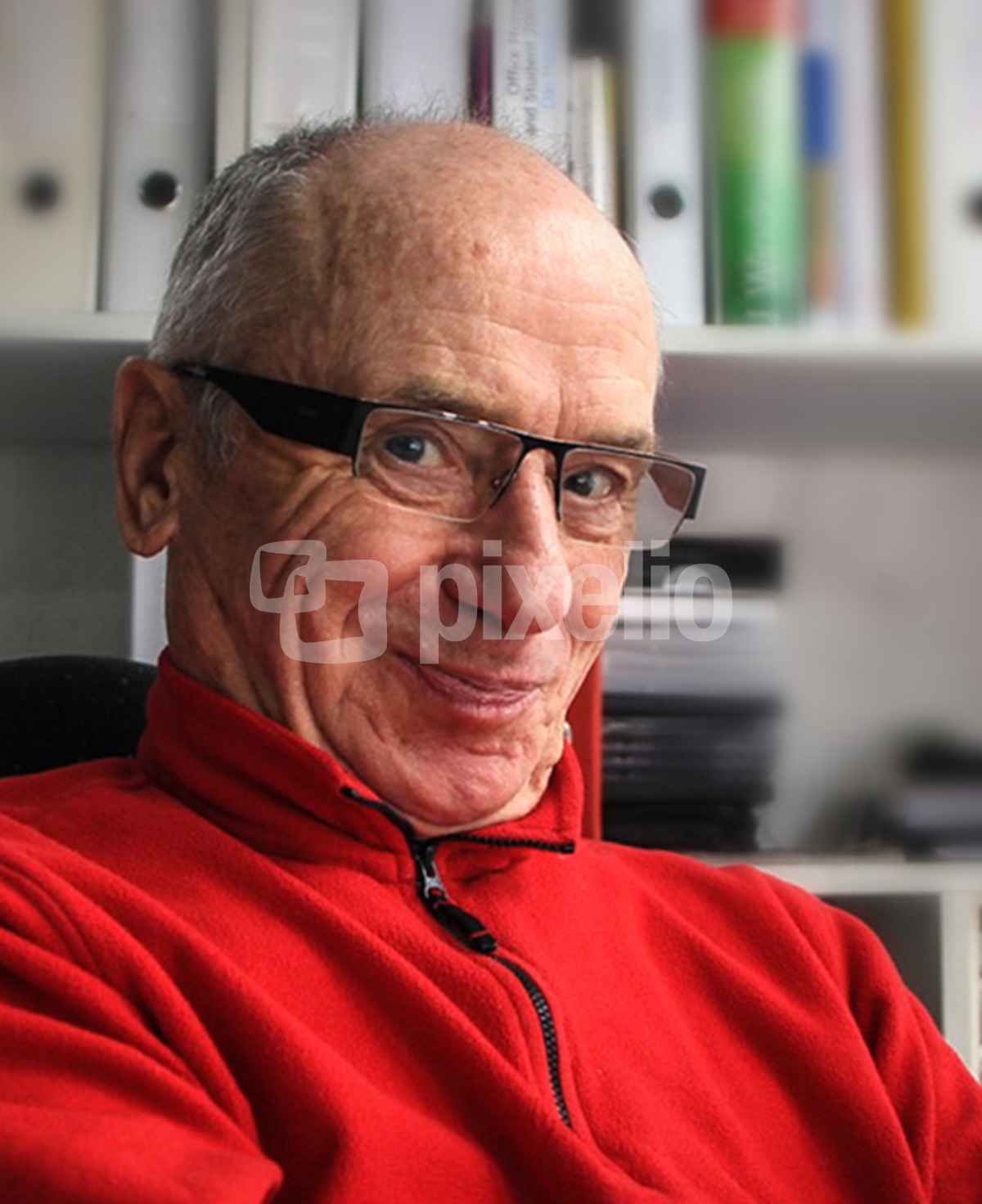 Senior im Home-Office