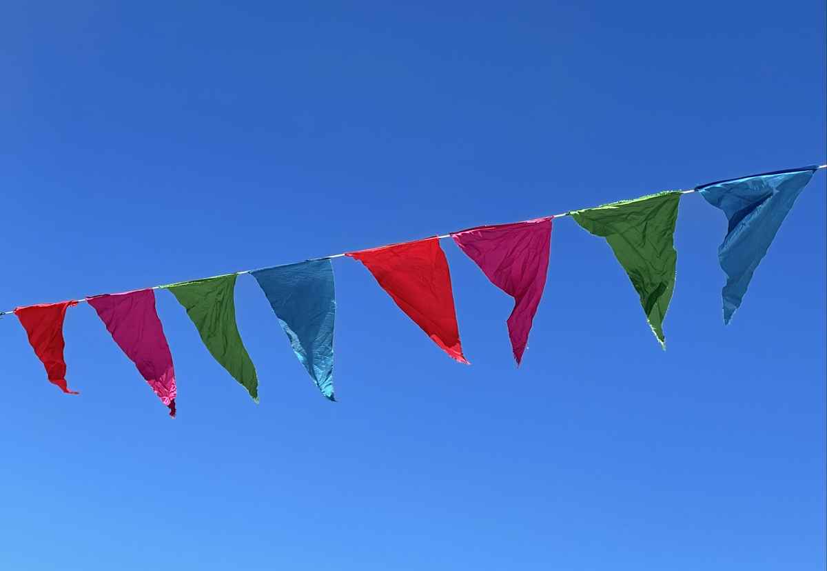 Bunte Wimpel vor blauem Himmel