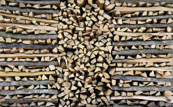 Holz aufgeschichtet