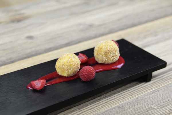 Topfenknödel auf Himbeersoße