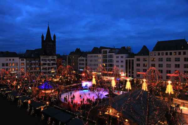 BUNTES TREIBEN AUF DEM WEIHNACHTSMARKT I