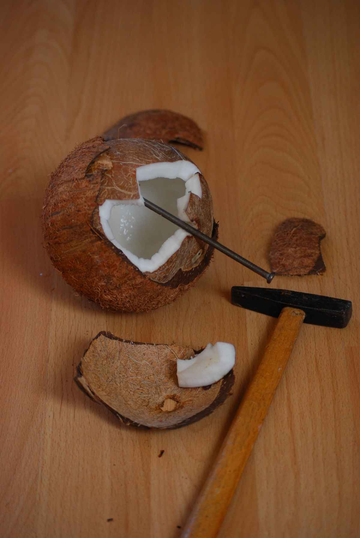 geknackte Kokosnuss mit Anleitung