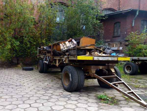 Kaputter LKW-Anhänger vor einer alten Fabrik