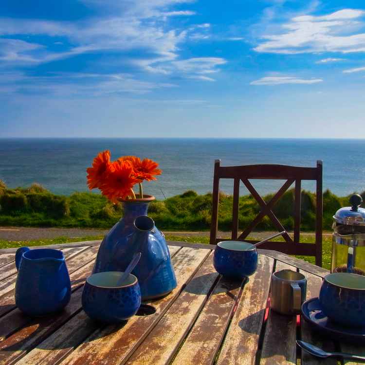 Gedeckter Kaffeetisch am Meer