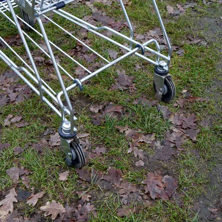 Rollen eines Einkaufswagens