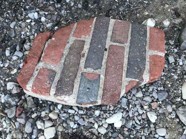Mauerstück am Ostseestrand