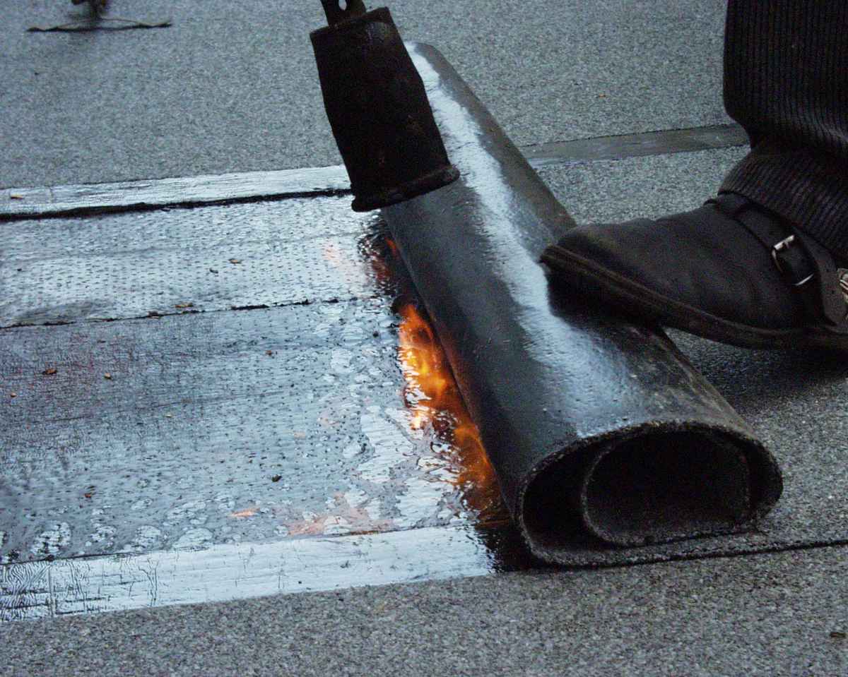 Ein Flachdach wird eingedeckt