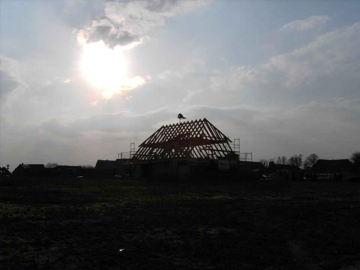 Richtfest bei Sonnenuntergang