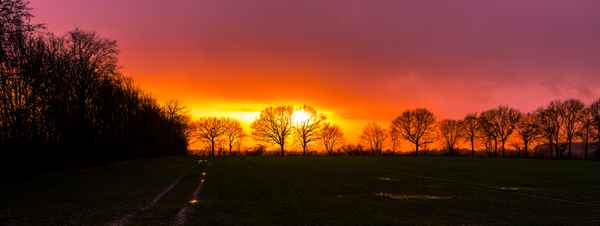 Blick in eine Bauerschaft bei Sonnenuntergang