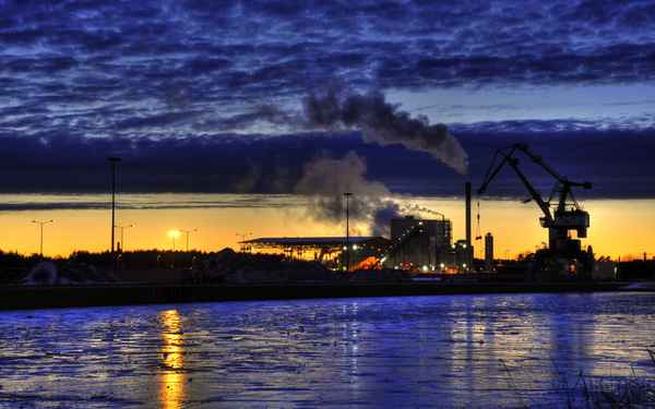 Kleinstadthafen bei Nacht