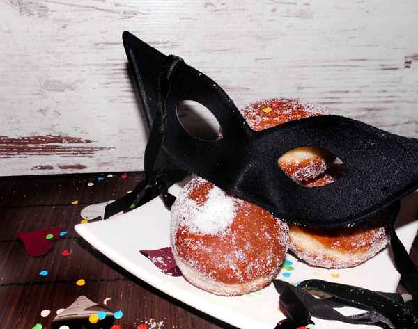 Maske mit Pfannkuchen und Konfetti