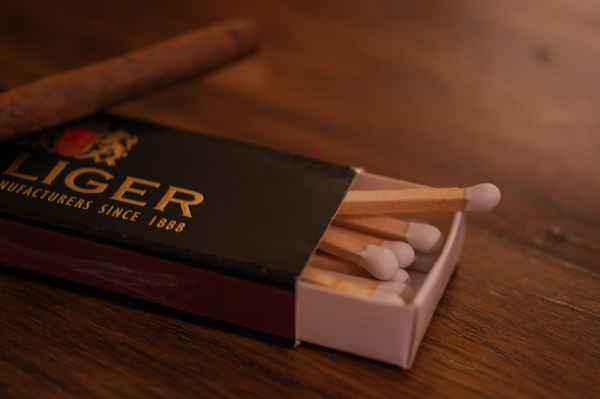 Streichhölzer mit Zigarillo