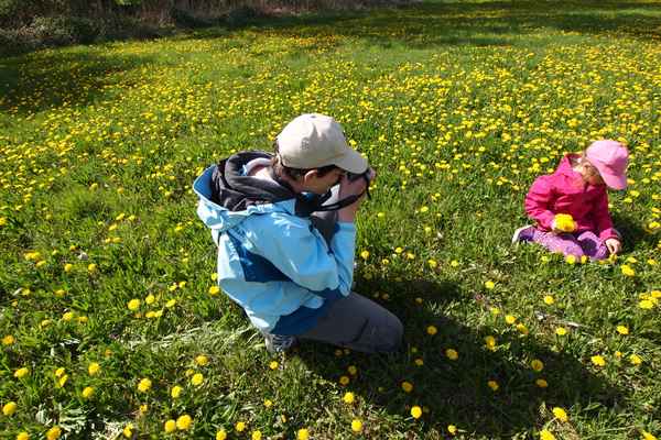 Oma und Enkeltochter unterwegs