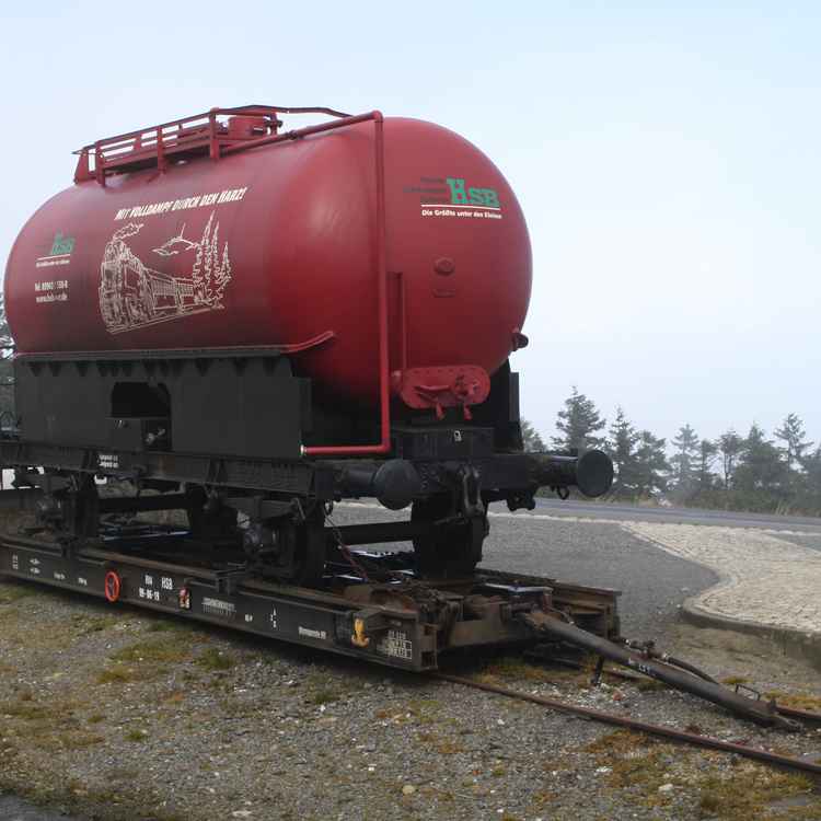 Kesselwagen auf Rollwagen der HSB im Brocken-Bf.