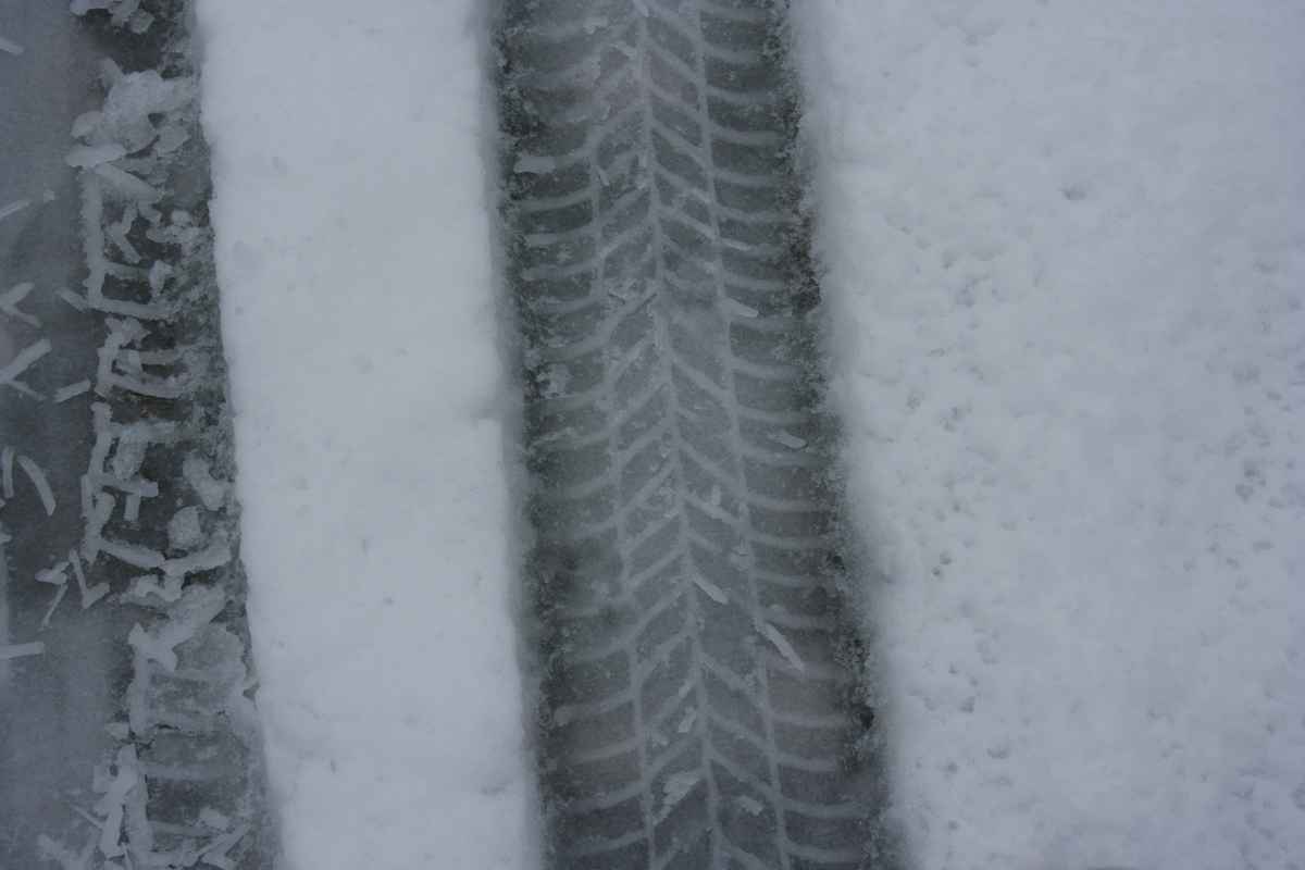 Reifenspuren im Schnee