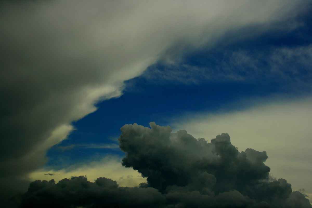 da braut sich was zusammen.....