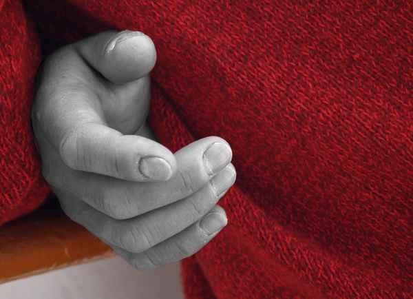 Die Hand und der Rote Pullover