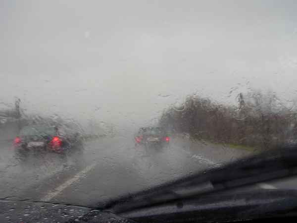 Achtung, schlechte Sicht und Aquaplaning!