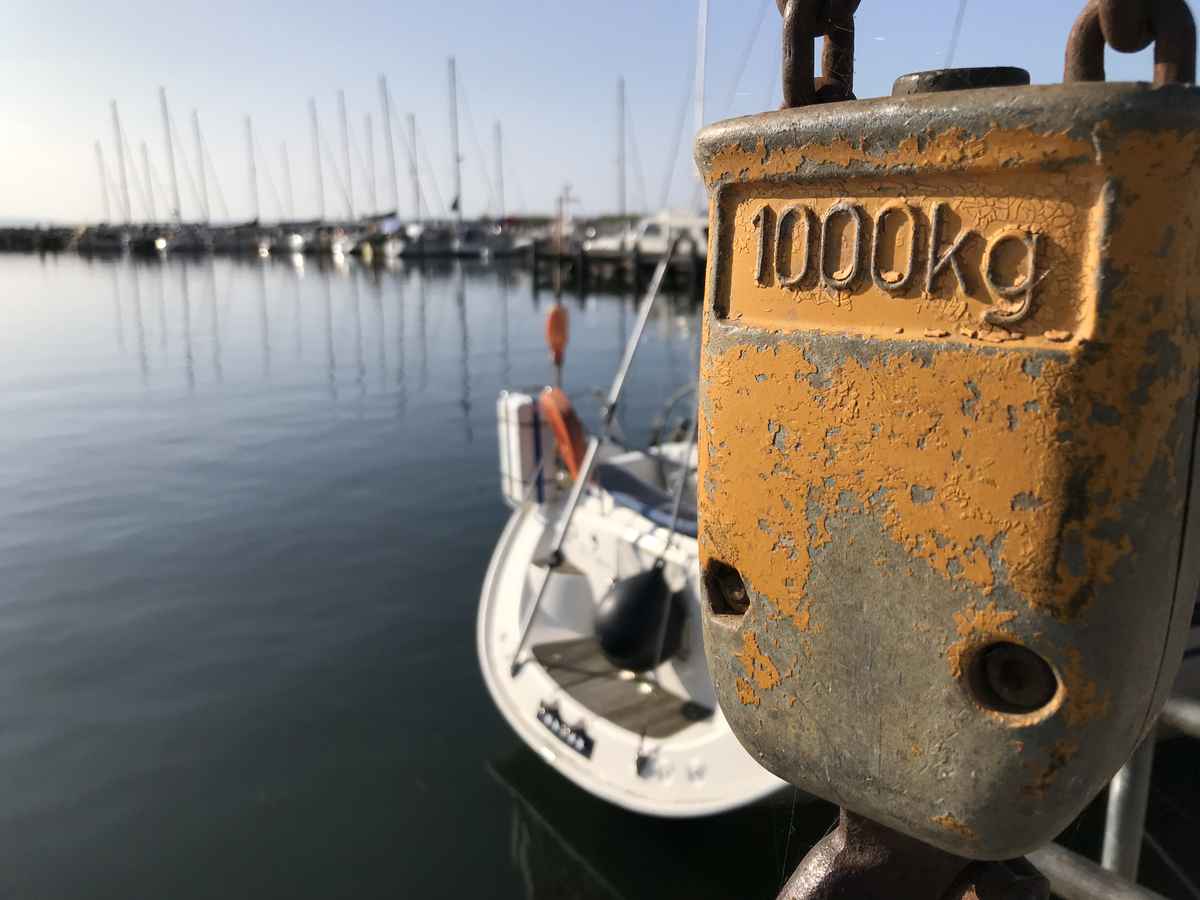 Kranhaken im Hafen von Poel / Foto: Alexander Hauk