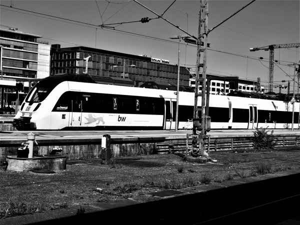 Bahn schwarz weiß