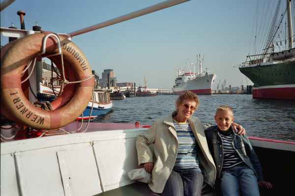 Oma mit Enkel auf Hafenrundfahrt