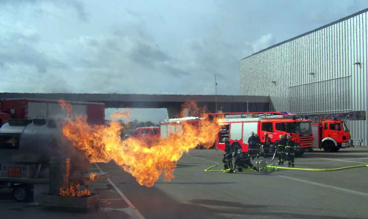 Feuerlöschübung an einem brennenden Gastank